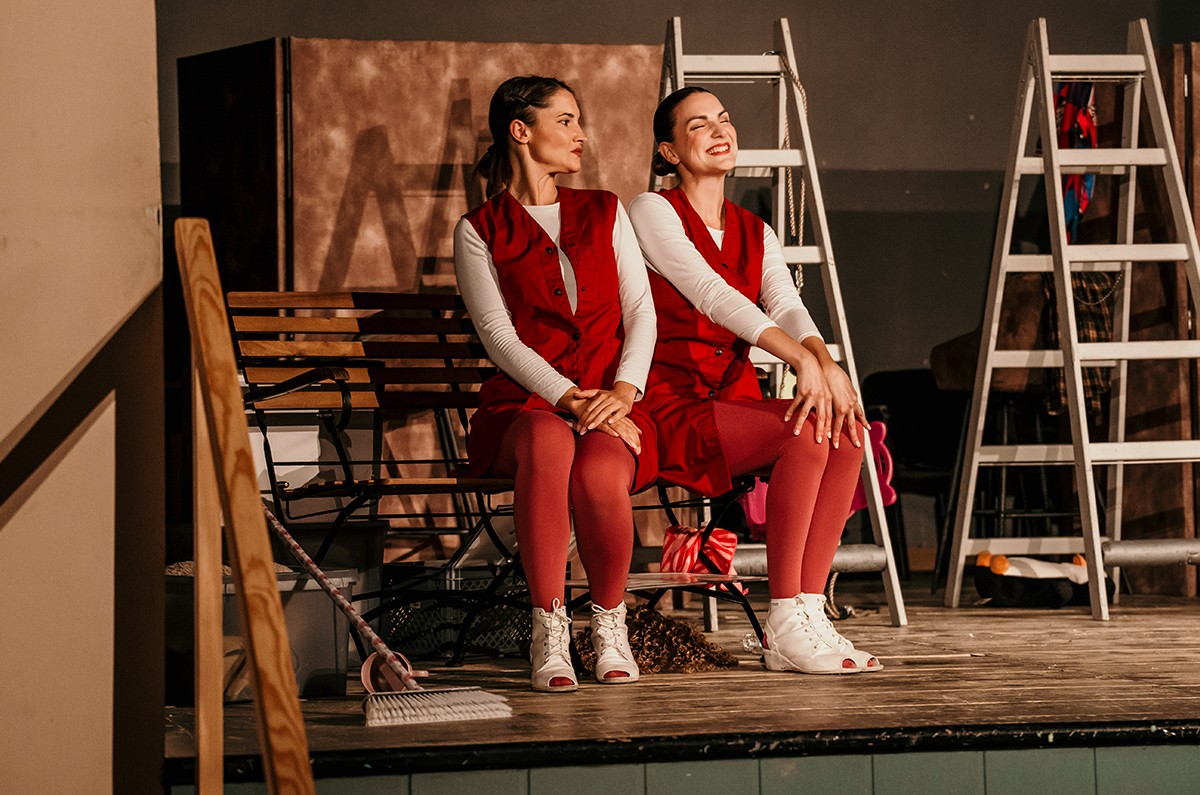 Dvije glumice na sceni tijekom izvedbe predstave
