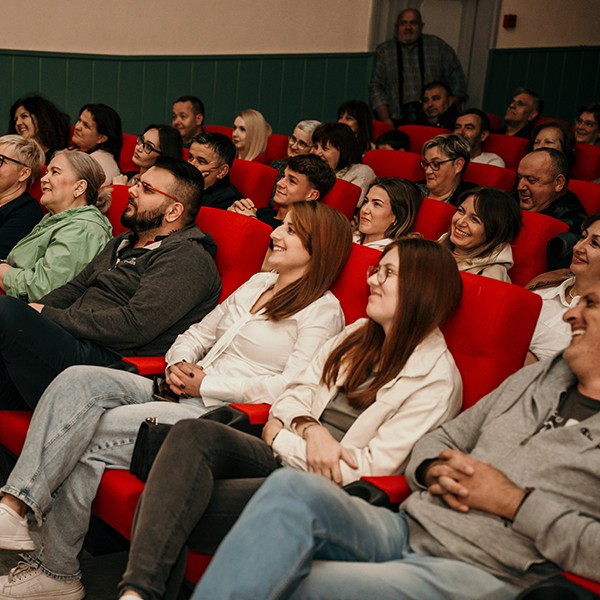 Posjetitelji prate program u dvorani