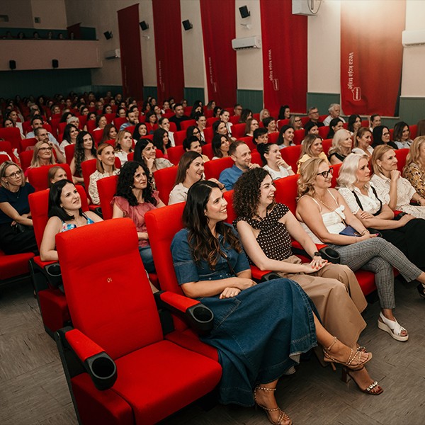 Publika u crvenim sjedalima kino dvorane