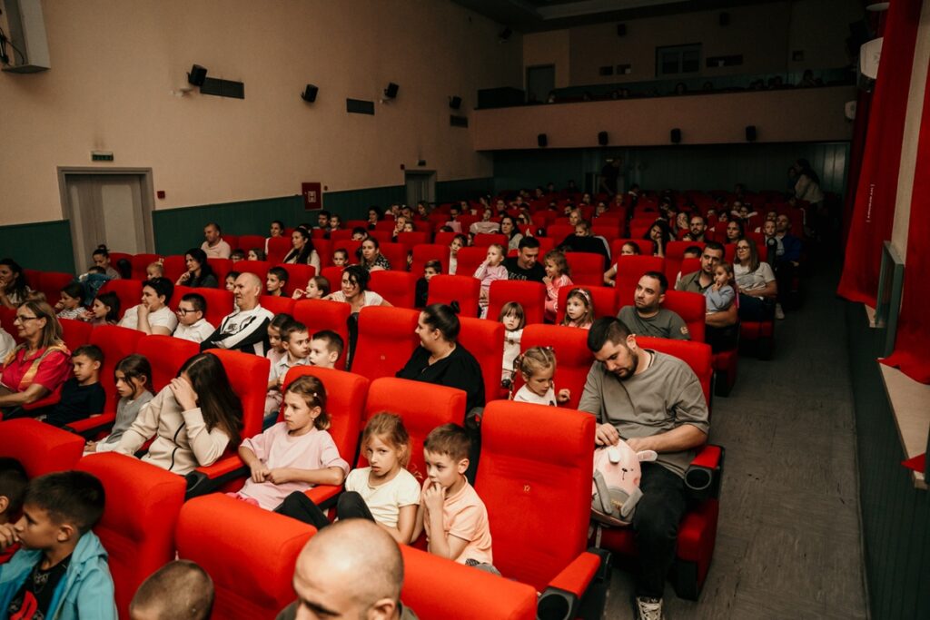 Fotografija 1 - Ni kišno nevrijeme nije zaustavilo kazališnu čaroliju za djecu