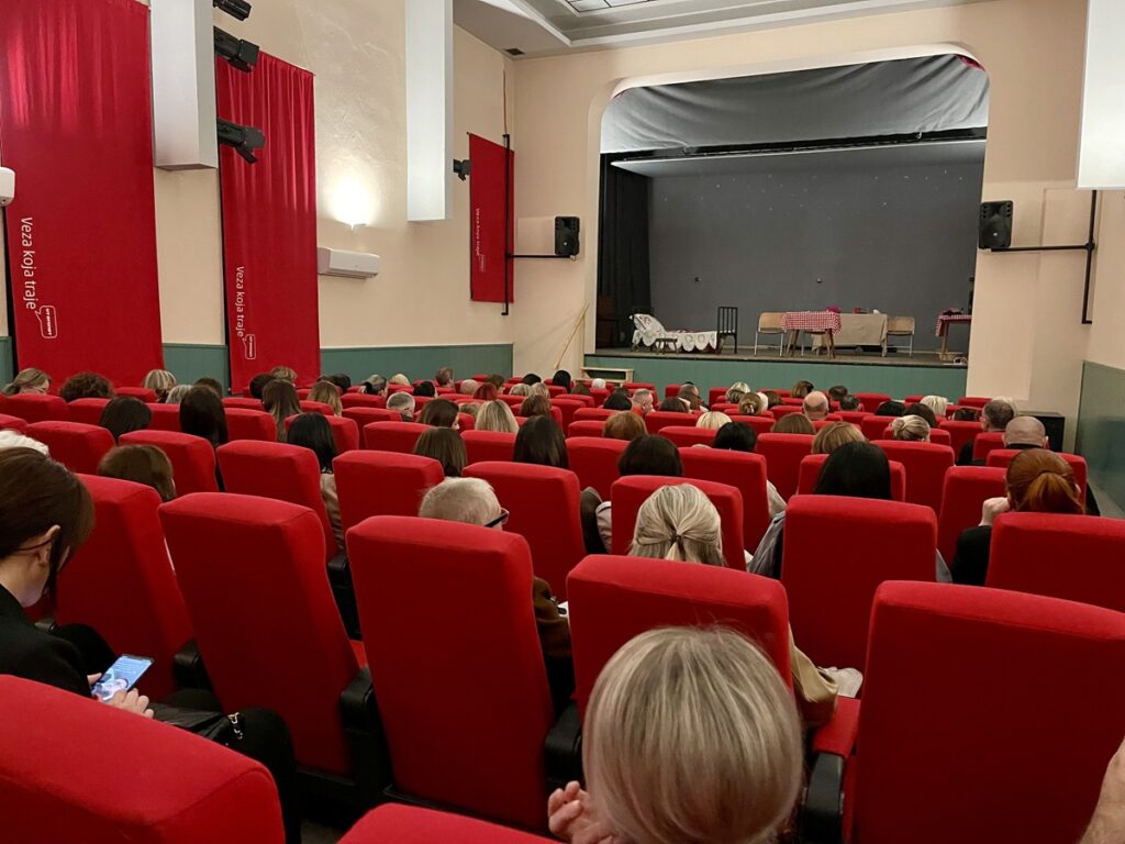 Fotografija 7 - Široki Brijeg se smijao do suza: “Crnogorac u krevetu” oduševio publiku u kinu Borak