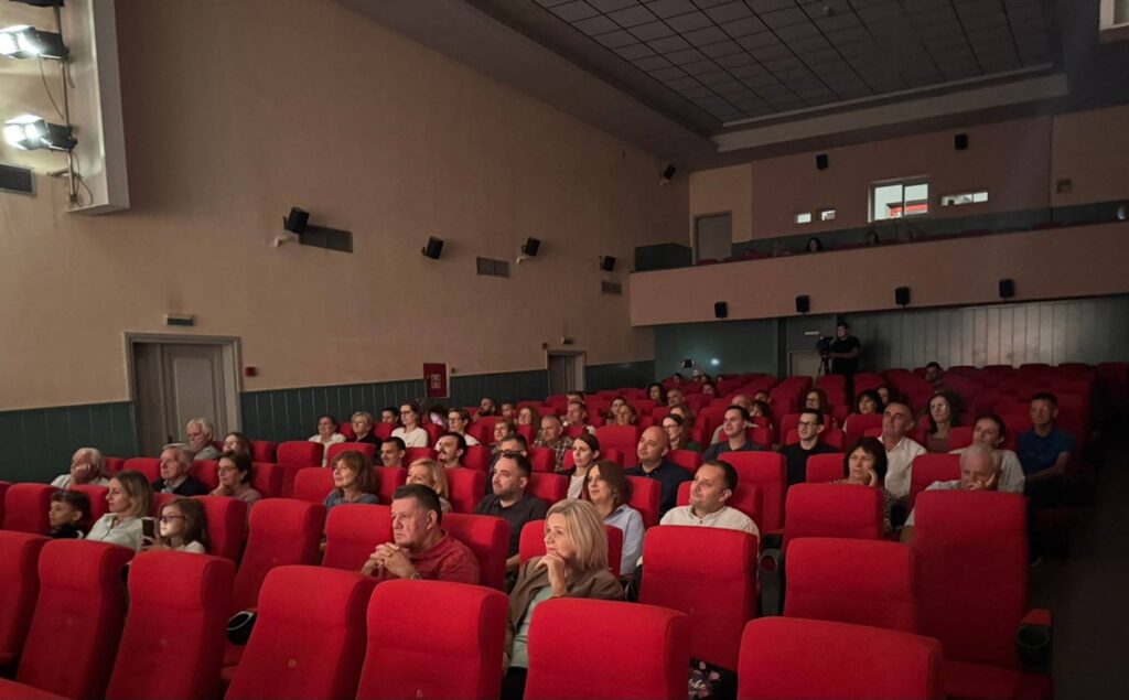 Fotografija 3 - Vinkovačka komedija „Pouzdani sastanak“ nasmijala publiku u Širokom Brijegu